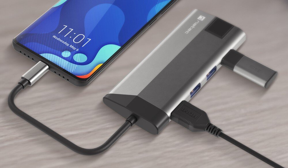Hub NATEC Fowler Plus 8w1 Smartfon podłączony do huba z wieloma portami i podłączonym zewnętrznym nośnikiem danych.