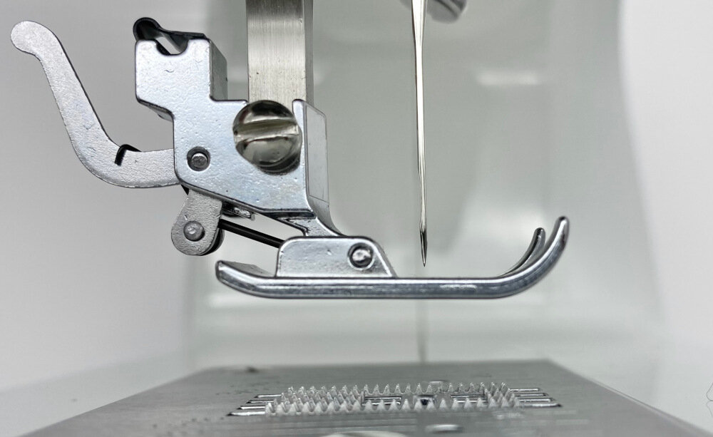 Maszyna do szycia MINERVA Next 141d II obudowa funkcjonalna trwala szybko cicho moc 70 W