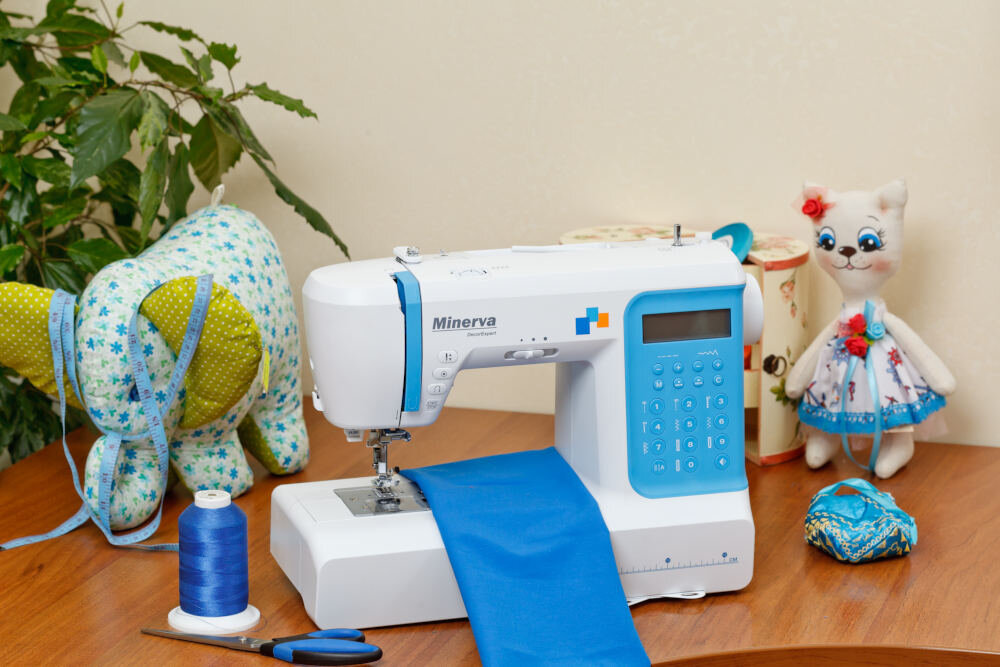 Maszyna do szycia MINERVA DecorExpert metalowa konstrukcja obudowa funkcjonalna trwala szybko cicho moc 70 W