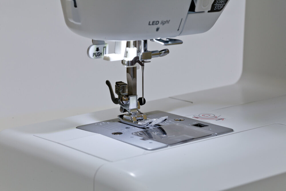 Maszyna do szycia MINERVA DecorExpert zaawansowany transport materialu automatyczny docisk stopki