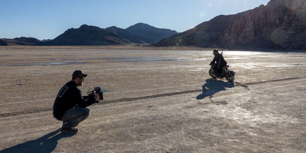 Aparat PANASONIC DC-GH6  zdjęcia obiektyw ekran wizjer ogniskowa przysłona migawka obudowa bateria zasilanie filmy nagrywanie rozdzielczość matryca rozmiar przekątna tryby iso montaż lampa światło przyciski sterowanie menu kontrast jasność balans bieli filtry cmos karta pliki format zapis seria