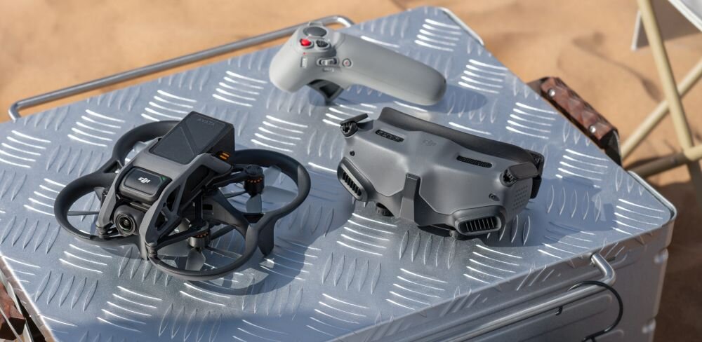 Dron DJI Avata bateria lot sterowanie akrobacje czas lotu zasięg funkcje lądowanie kamera rozdzielczość filmy zdjęcia nagrywanie jakość ładowanie aplikacja przesył pilot śmigła stabilizacja fotografia waga wymiary konstrukcja obudowa korpus ramiona silnik