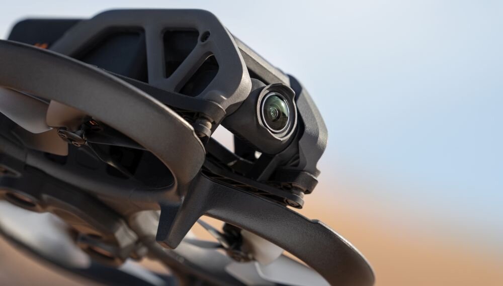 Dron DJI Avata bateria lot sterowanie akrobacje czas lotu zasięg funkcje lądowanie kamera rozdzielczość filmy zdjęcia nagrywanie jakość ładowanie aplikacja przesył pilot śmigła stabilizacja fotografia waga wymiary konstrukcja obudowa korpus ramiona silnik