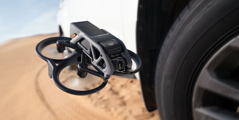 Dron DJI Avata bateria lot sterowanie akrobacje czas lotu zasięg funkcje lądowanie kamera rozdzielczość filmy zdjęcia nagrywanie jakość ładowanie aplikacja przesył pilot śmigła stabilizacja fotografia waga wymiary konstrukcja obudowa korpus ramiona silnik