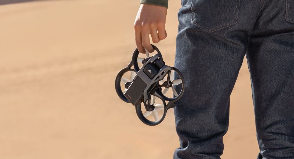 Dron DJI Avata bateria lot sterowanie akrobacje czas lotu zasięg funkcje lądowanie kamera rozdzielczość filmy zdjęcia nagrywanie jakość ładowanie aplikacja przesył pilot śmigła stabilizacja fotografia waga wymiary konstrukcja obudowa korpus ramiona silnik