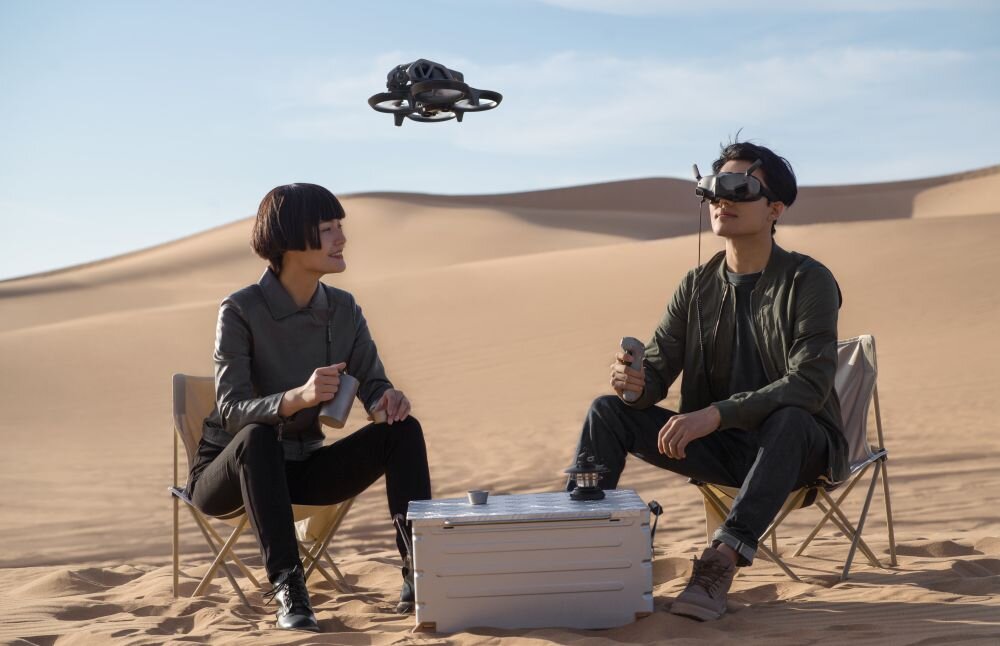 Dron DJI Avata bateria lot sterowanie akrobacje czas lotu zasięg funkcje lądowanie kamera rozdzielczość filmy zdjęcia nagrywanie jakość ładowanie aplikacja przesył pilot śmigła stabilizacja fotografia waga wymiary konstrukcja obudowa korpus ramiona silnik