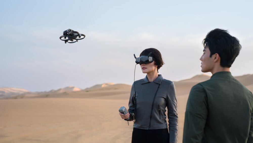 Dron DJI Avata bateria lot sterowanie akrobacje czas lotu zasięg funkcje lądowanie kamera rozdzielczość filmy zdjęcia nagrywanie jakość ładowanie aplikacja przesył pilot śmigła stabilizacja fotografia waga wymiary konstrukcja obudowa korpus ramiona silnik