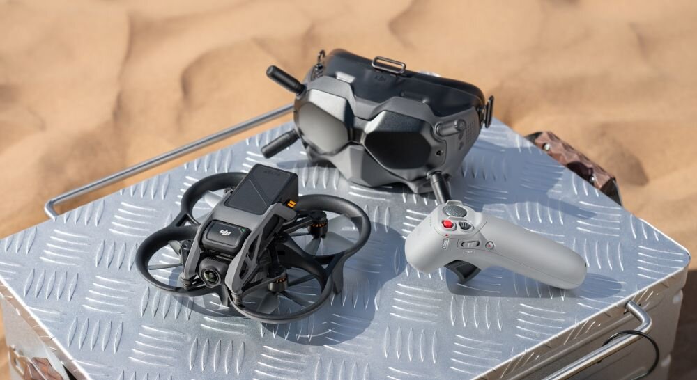 Dron DJI Avata bateria lot sterowanie akrobacje czas lotu zasięg funkcje lądowanie kamera rozdzielczość filmy zdjęcia nagrywanie jakość ładowanie aplikacja przesył pilot śmigła stabilizacja fotografia waga wymiary konstrukcja obudowa korpus ramiona silnik