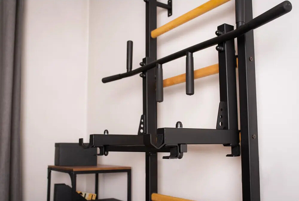 Drabinka gimnastyczna BENCHK 713B + Drążek - Poręcz – Ławka drazek dopodciagania z wysokiej jakosci metalu 4 ergonomicznie zaprojektowanych uchwytow antyposlizgowa powloka 4 haki o grubosci 4 mm filcowy podklad rola chwytu pod sztange regulacja wysokosci