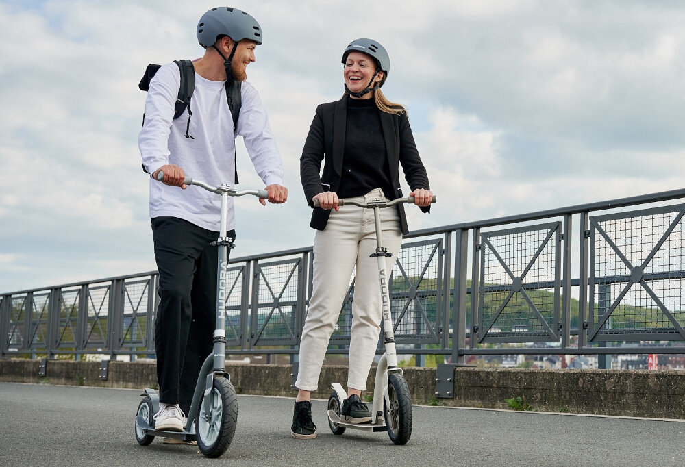 Hulajnoga HUDORA BigWheel Air all paths 280 Biały do rekreacyjnej jazdy tylny hamulec nozny docisnac do kola bezpieczne zatrzymanie sie