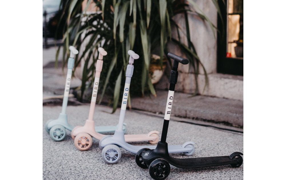 HULAJNOGA 3-KOŁOWA BIRDIE GLOW blyakwiczny hamulec
