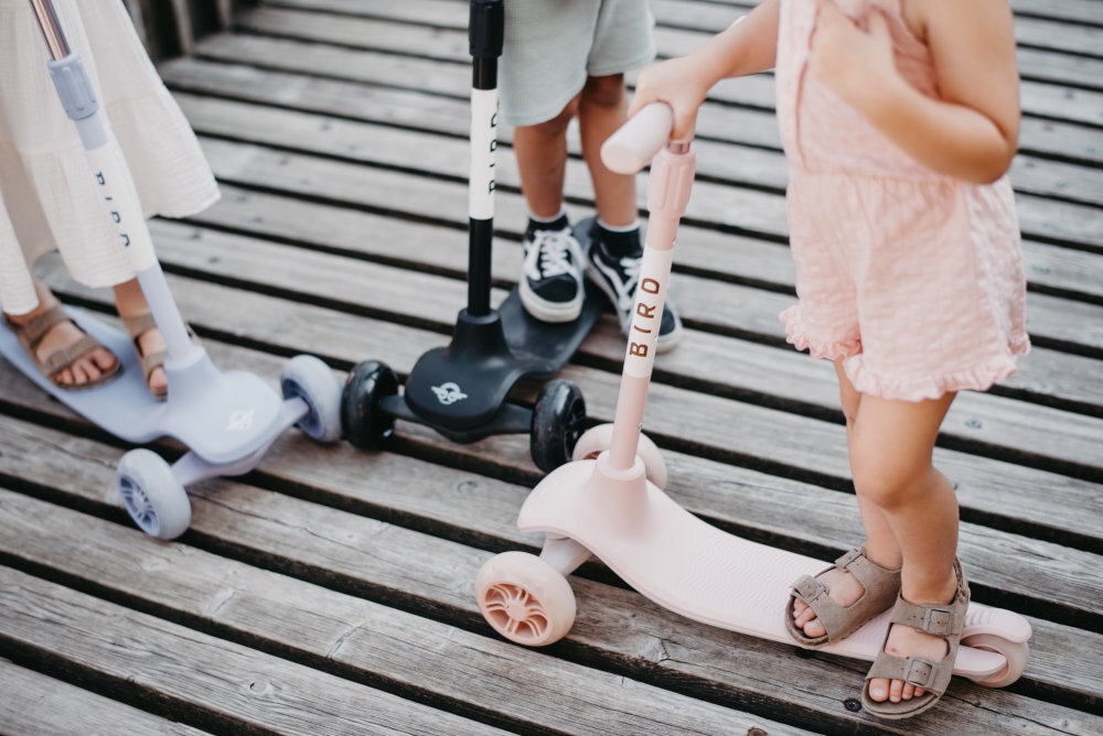 HULAJNOGA 3-KOŁOWA BIRDIE GLOW kolor