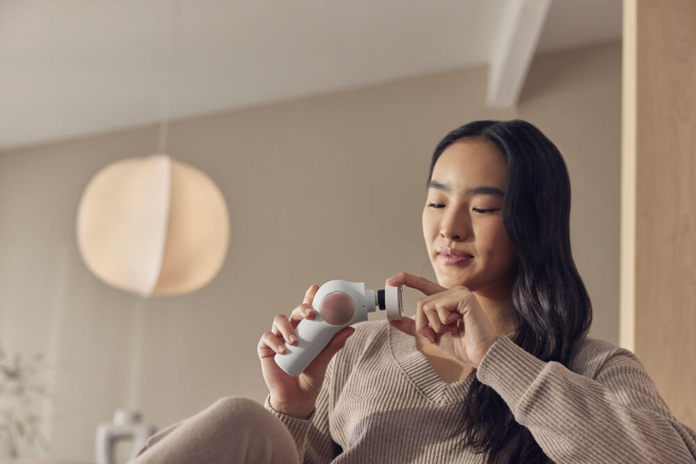 Urządzenie do pielęgnacji twarzy THERABODY TheraFace Pro TF02222-01 osiem różnych terapii zabiegów pielęgnacyjnych wymienne końcówki mikroprądy terapia światłem czerwonym LED niebieskim LED głębokie oczyszcanie możliwośc rozbudowy wszechstronne urządzenie 