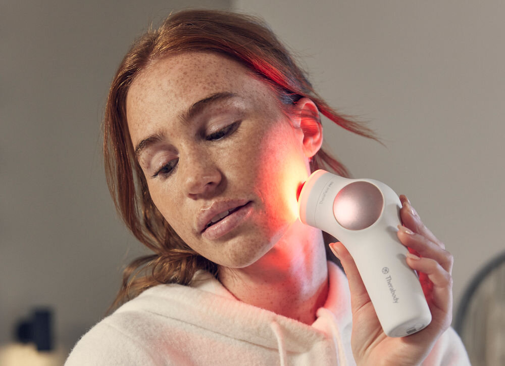 Urządzenie do pielęgnacji twarzy THERABODY TheraFace Pro TF02222-01 profesjonalna pielęgnacja zacisze domu kompleksowe podejście zdrowie uroda skóry 