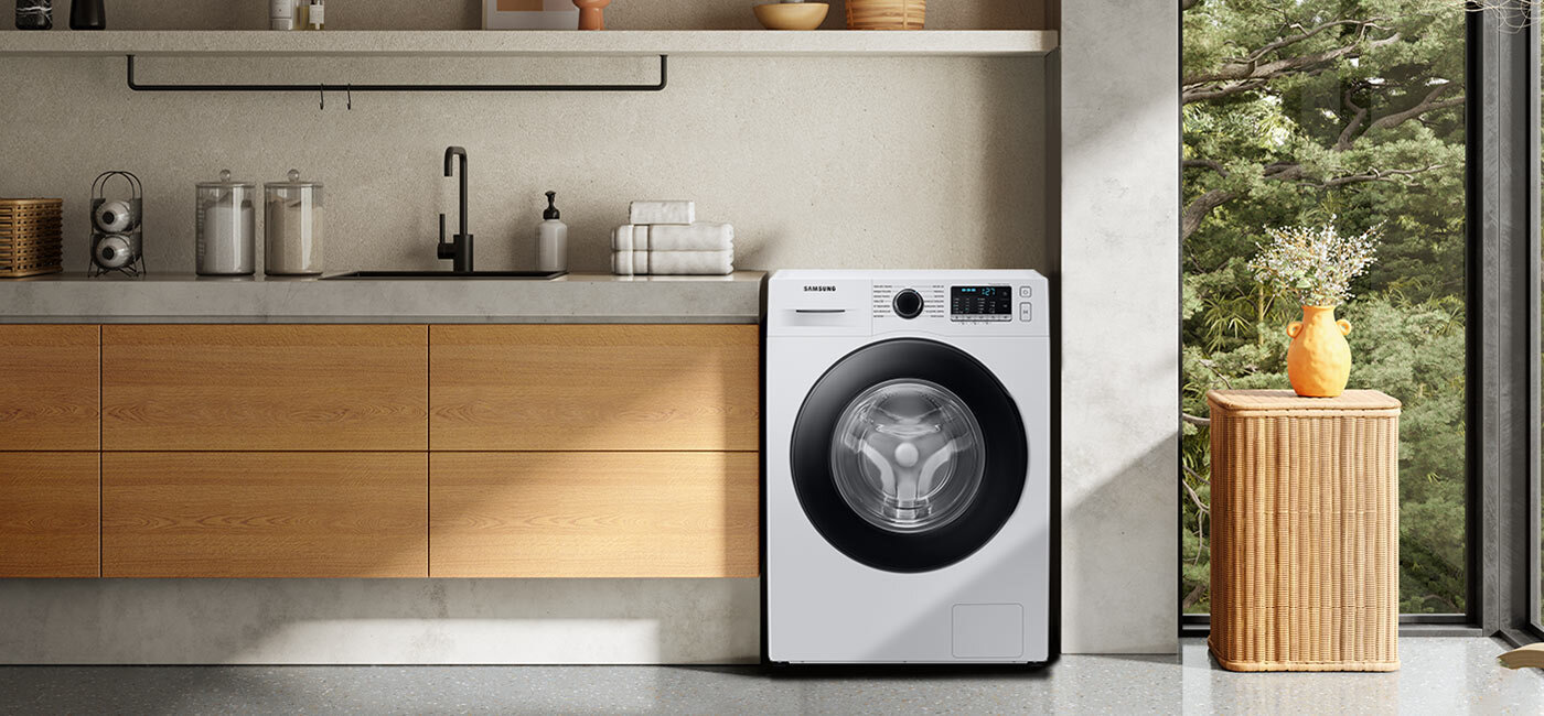 Dostępna w Media Expert nowa pralka Samsung WW11BGA046AE/EO została przedstawiona w nowoczesnym wnętrzu minimalistycznie urządzonej kuchni Dostępna w Media Expert nowa pralka Samsung WW11BGA046AE/EO została przedstawiona w nowoczesnym wnętrzu minimalistycznie urządzonej kuchni