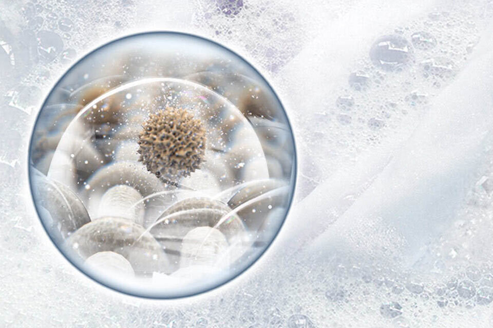 Połączenie aktywnej piany i pary wodnej pozwala nadać ubraniom higieniczną czystość, co zostało zilustrowane zdjęciem pokazującym usuwanie plam z odzieży Połączenie aktywnej piany i pary wodnej pozwala nadać ubraniom higieniczną czystość, co zostało zilustrowane zdjęciem pokazującym usuwanie plam z odzieży