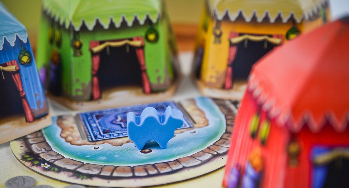 Gra planszowa LUCRUM GAMES Camel Up Po zawodach Kolejny szalony sezon wielbłądzich wyścigów dobiegł końca Nowa wersja bestsellerowych Przebiegłych Wielbłądów