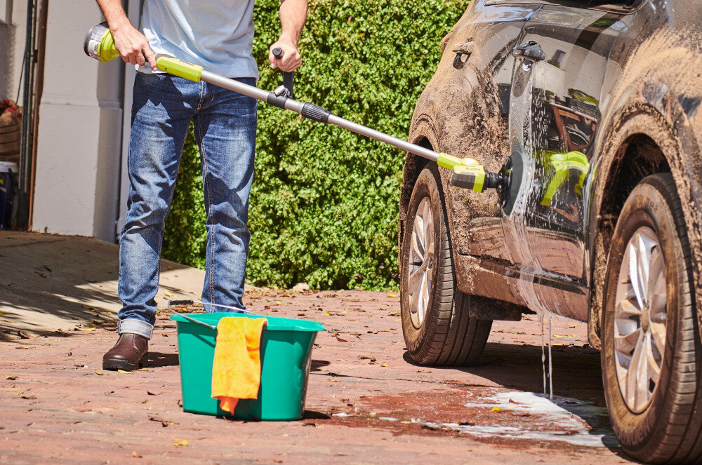 Szczotka RYOBI RAKSCRUBS miękkie włosie w niebieskim kolorze średnica 15 cm do czyszczenia i polerowania felg osadów z mydła mycia samochodów podłóg drewnianych i winylowych luster