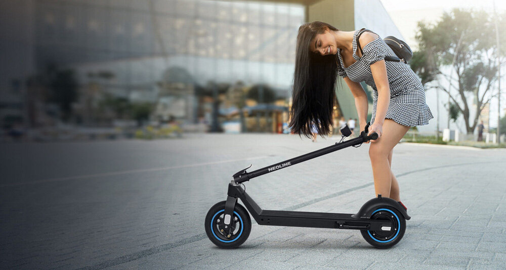 Hulajnoga elektryczna NEOLINE T28 Czarny skladana konstrukcja mozna zlozyc w kilka sekund latwy trasport waga 14,2 kg