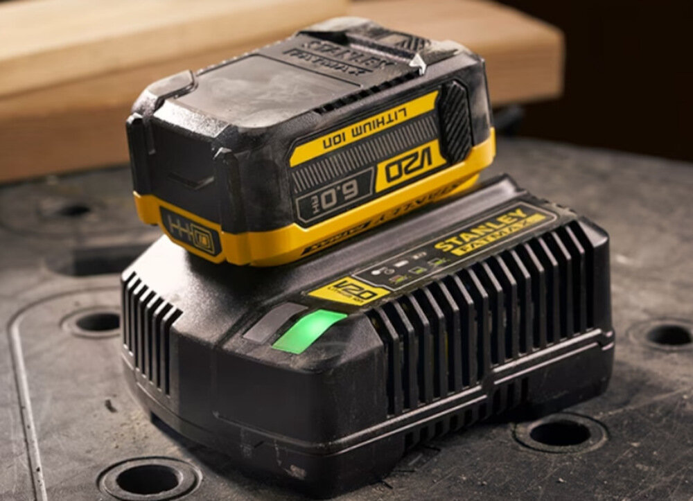 Akcesoria do elektronarzędzi STANLEY SFMCB206 bezpieczny trwaly brak efektu pamieci niewielk waga 0,95 kg dedykowana ladowarka szybkie efektywne ladowanie wskaznik stanu