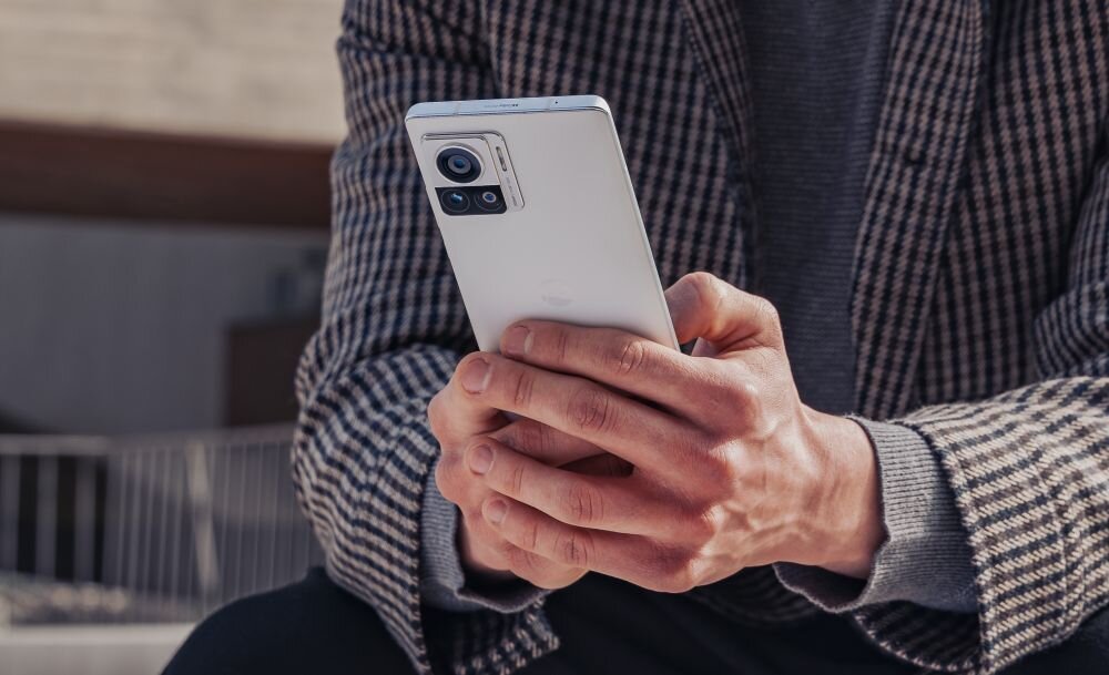 Smartfon MOTOROLA Edge 30 Ultra ekran bateria aparat procesor ram pamięć pojemność rozdzielczość zdjęcia filmy opis dane cechy blokady system łączność wifi bluetooth obudowa szkło odporność porty muzyka transfer sieć przekątna matryca waga czujniki