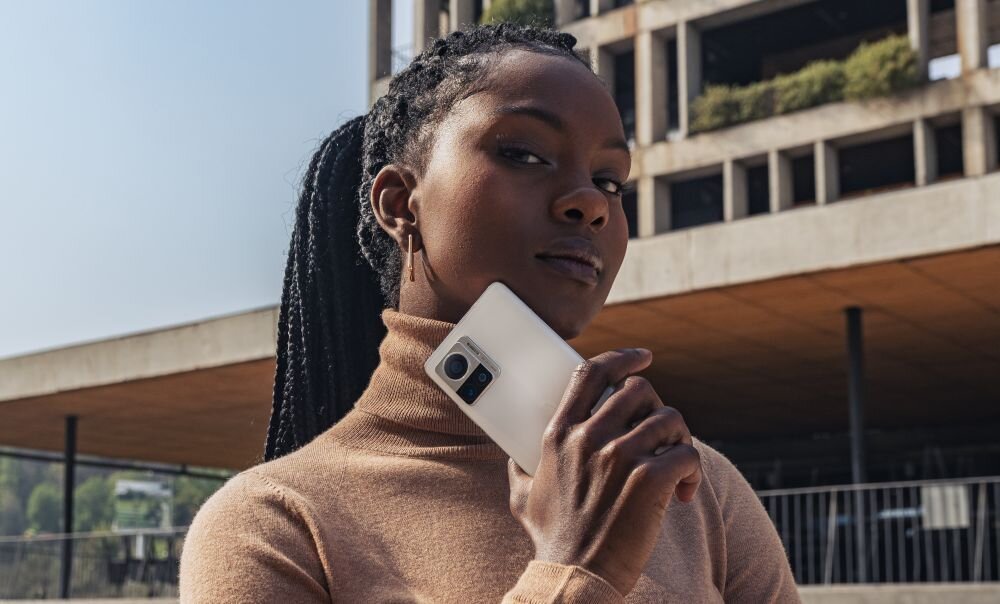 Smartfon MOTOROLA Edge 30 Ultra ekran bateria aparat procesor ram pamięć pojemność rozdzielczość zdjęcia filmy opis dane cechy blokady system łączność wifi bluetooth obudowa szkło odporność porty muzyka transfer sieć przekątna matryca waga czujniki