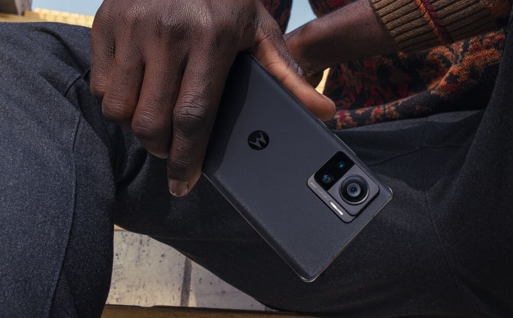 Smartfon MOTOROLA Edge 30 Ultra ekran bateria aparat procesor ram pamięć pojemność rozdzielczość zdjęcia filmy opis dane cechy blokady system łączność wifi bluetooth obudowa szkło odporność porty muzyka transfer sieć przekątna matryca waga czujniki
