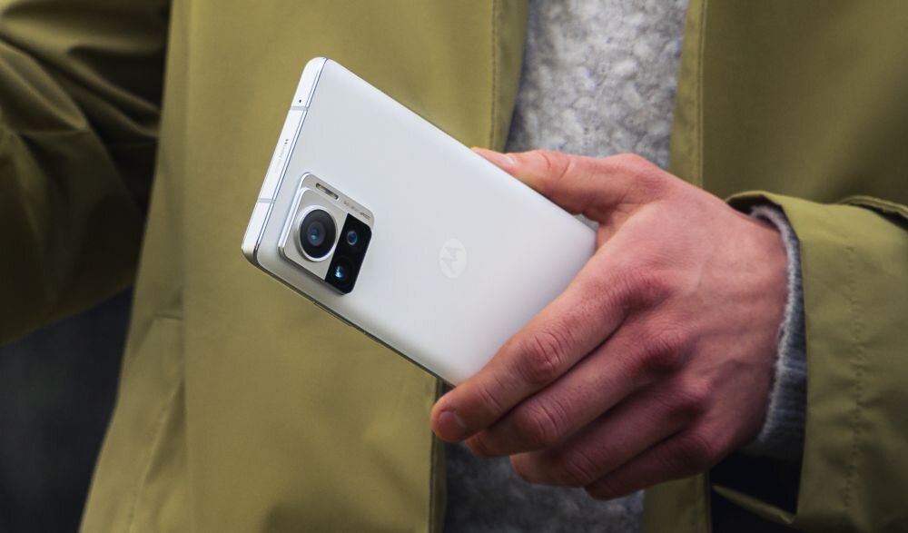 Smartfon MOTOROLA Edge 30 Ultra ekran bateria aparat procesor ram pamięć pojemność rozdzielczość zdjęcia filmy opis dane cechy blokady system łączność wifi bluetooth obudowa szkło odporność porty muzyka transfer sieć przekątna matryca waga czujniki