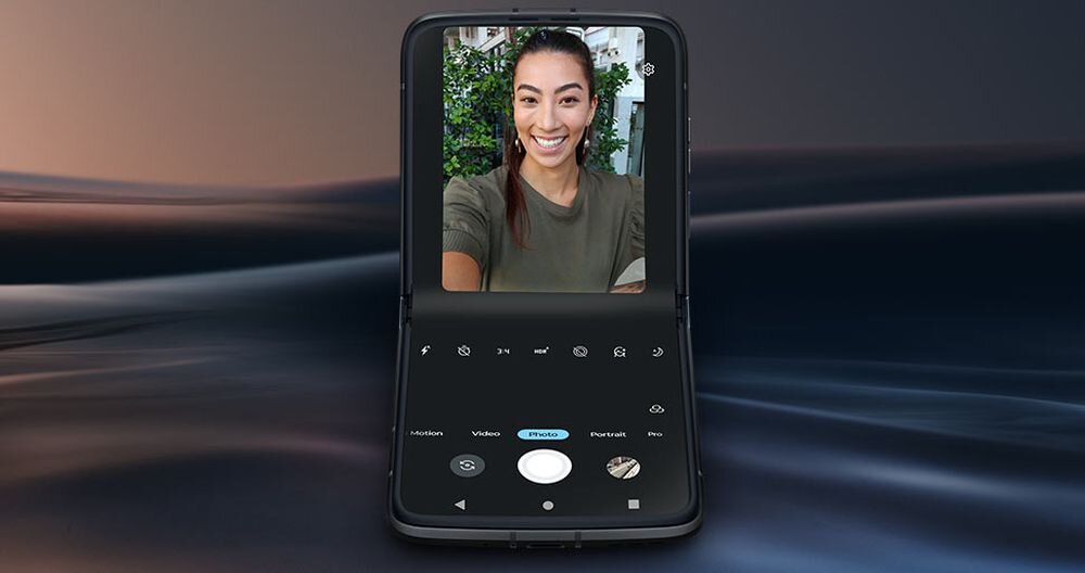 Smartfon MOTOROLA Razr 2022 ekran bateria aparat procesor ram pamięć pojemność rozdzielczość zdjęcia filmy opis dane cechy blokady system łączność wifi bluetooth obudowa szkło odporność porty muzyka transfer sieć przekątna matryca waga czujniki