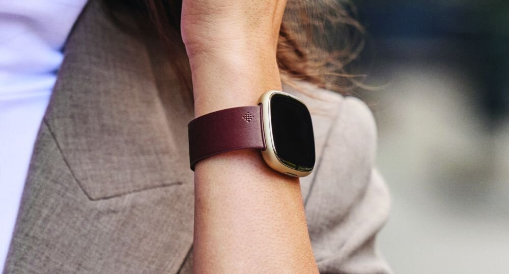 Smartwatch FITBIT Sense 2 ekran bateria czujniki zdrowie sport pasek ładowanie pojemność rozdzielczość łączność sterowanie krew puls rozmowy smartfon aplikacja