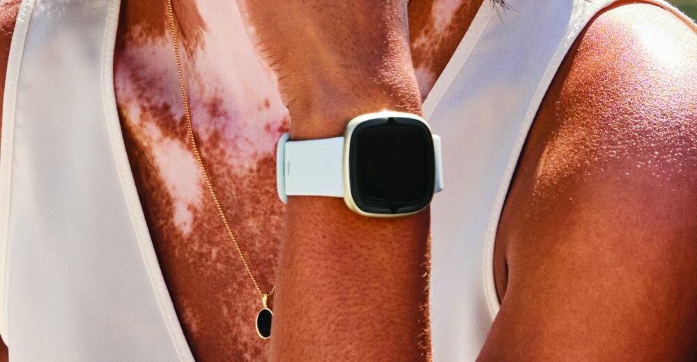 Smartwatch FITBIT Sense 2 ekran bateria czujniki zdrowie sport pasek ładowanie pojemność rozdzielczość łączność sterowanie krew puls rozmowy smartfon aplikacja
