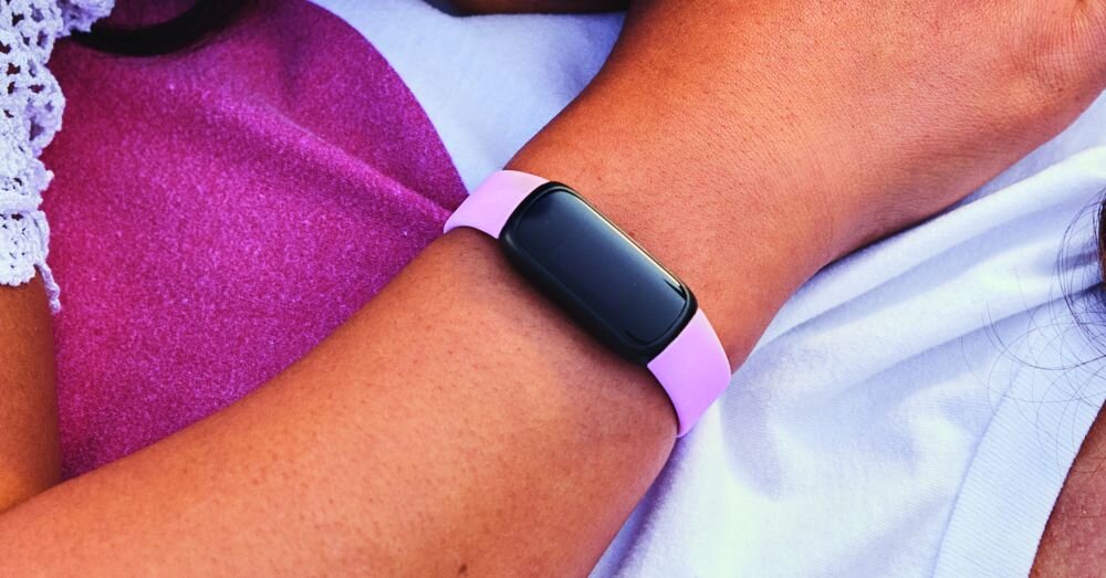 Smartband FITBIT Inspire 3 ekran bateria czujniki zdrowie sport pasek ładowanie pojemność rozdzielczość łączność sterowanie krew puls rozmowy smartfon aplikacja