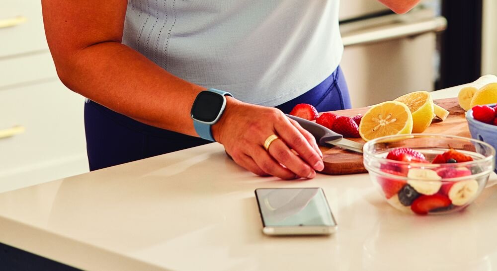 Smartwatch FITBIT Versa 4 ekran bateria czujniki zdrowie sport pasek ładowanie pojemność rozdzielczość łączność sterowanie krew puls rozmowy smartfon aplikacja