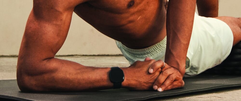 Smartwatch FITBIT Versa 4 ekran bateria czujniki zdrowie sport pasek ładowanie pojemność rozdzielczość łączność sterowanie krew puls rozmowy smartfon aplikacja