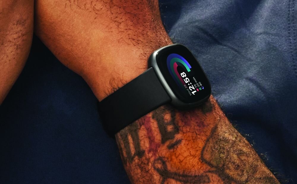 Smartwatch FITBIT Versa 4 ekran bateria czujniki zdrowie sport pasek ładowanie pojemność rozdzielczość łączność sterowanie krew puls rozmowy smartfon aplikacja
