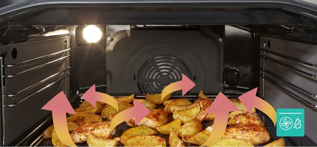 KUCHNIA GORENJE GKS5B70CLI Wnętrze piekarnika z dwiema blachami pełnymi warzyw i przekąsek, wokół których umieszczono pomarańczowe strzałki symbolizujące równomierną cyrkulację gorącego powietrza na kilku poziomach