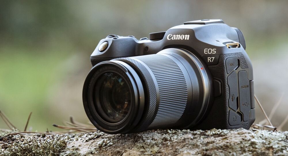 Aparat CANON EOS R7 zdjęcia obiektyw ekran wizjer ogniskowa przysłona migawka obudowa bateria zasilanie filmy nagrywanie rozdzielczość matryca rozmiar przekątna tryby iso montaż lampa światło przyciski sterowanie menu kontrast jasność balans bieli filtry cmos karta pliki format zapis seria