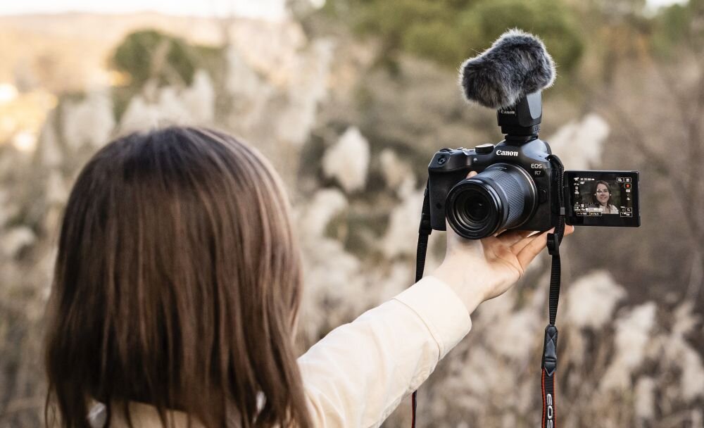Aparat CANON EOS R7 zdjęcia obiektyw ekran wizjer ogniskowa przysłona migawka obudowa bateria zasilanie filmy nagrywanie rozdzielczość matryca rozmiar przekątna tryby iso montaż lampa światło przyciski sterowanie menu kontrast jasność balans bieli filtry cmos karta pliki format zapis seria