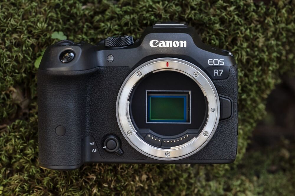 Aparat CANON EOS R7 zdjęcia obiektyw ekran wizjer ogniskowa przysłona migawka obudowa bateria zasilanie filmy nagrywanie rozdzielczość matryca rozmiar przekątna tryby iso montaż lampa światło przyciski sterowanie menu kontrast jasność balans bieli filtry cmos karta pliki format zapis seria