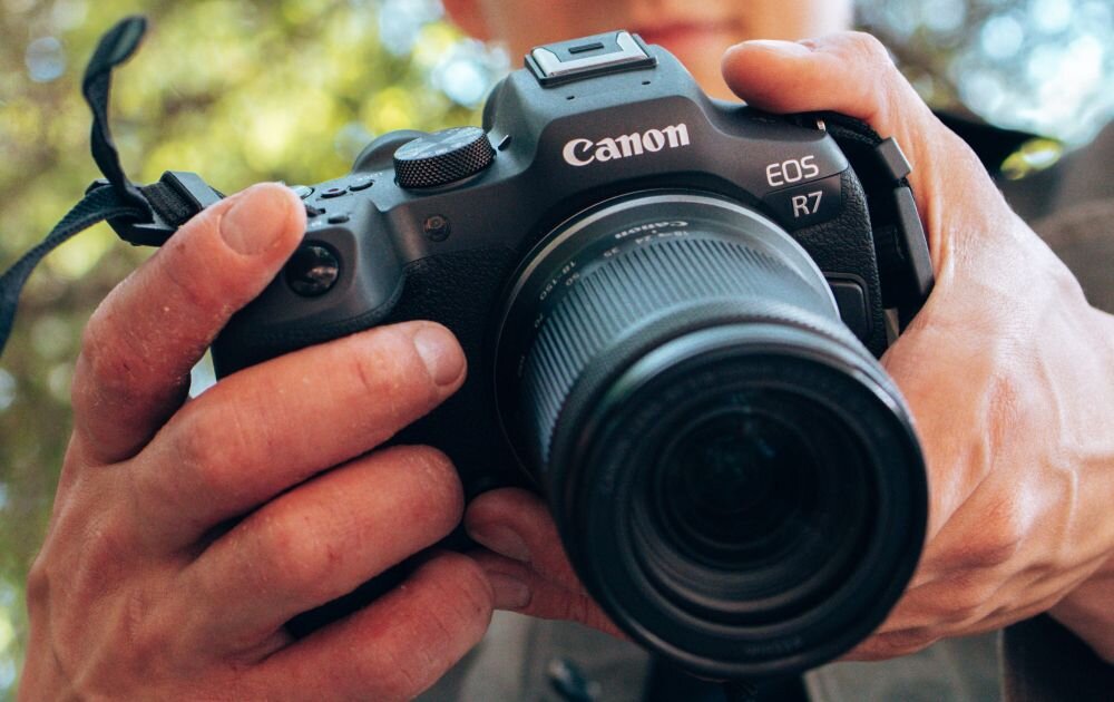 Aparat CANON EOS R7 zdjęcia obiektyw ekran wizjer ogniskowa przysłona migawka obudowa bateria zasilanie filmy nagrywanie rozdzielczość matryca rozmiar przekątna tryby iso montaż lampa światło przyciski sterowanie menu kontrast jasność balans bieli filtry cmos karta pliki format zapis seria