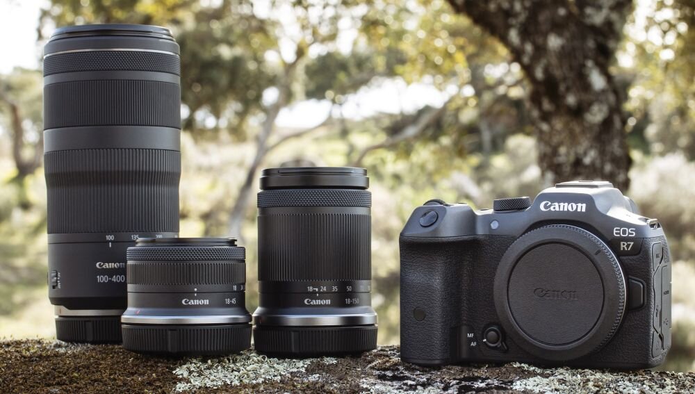 Aparat CANON EOS R7 zdjęcia obiektyw ekran wizjer ogniskowa przysłona migawka obudowa bateria zasilanie filmy nagrywanie rozdzielczość matryca rozmiar przekątna tryby iso montaż lampa światło przyciski sterowanie menu kontrast jasność balans bieli filtry cmos karta pliki format zapis seria