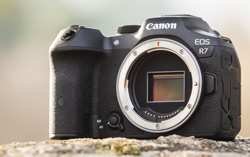 Aparat CANON EOS R7 zdjęcia obiektyw ekran wizjer ogniskowa przysłona migawka obudowa bateria zasilanie filmy nagrywanie rozdzielczość matryca rozmiar przekątna tryby iso montaż lampa światło przyciski sterowanie menu kontrast jasność balans bieli filtry cmos karta pliki format zapis seria
