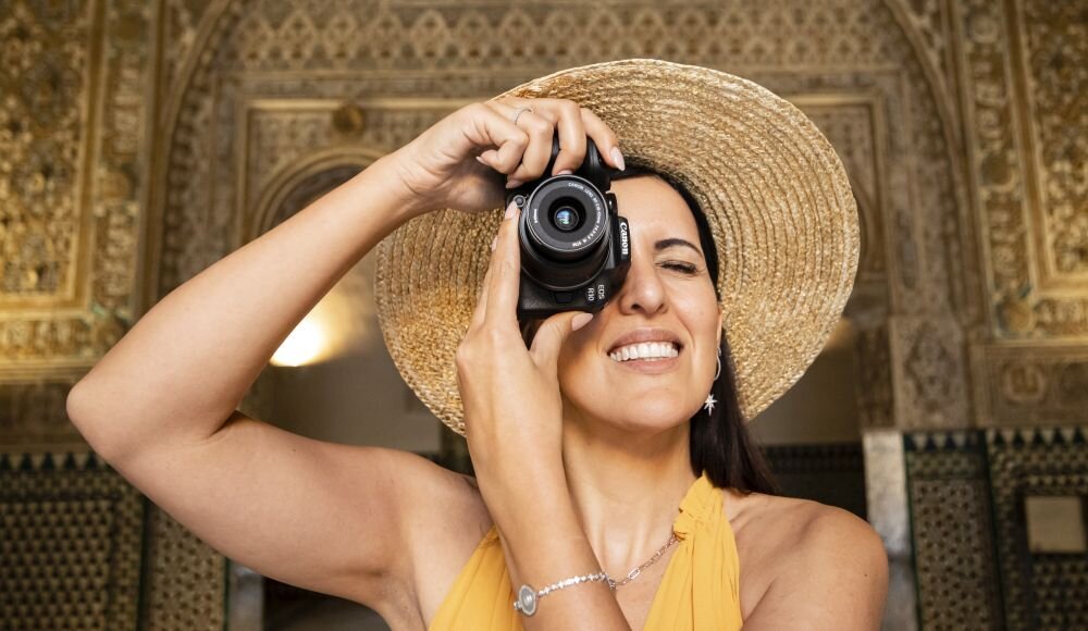 Aparat CANON EOS R10  zdjęcia obiektyw ekran wizjer ogniskowa przysłona migawka obudowa bateria zasilanie filmy nagrywanie rozdzielczość matryca rozmiar przekątna tryby iso montaż lampa światło przyciski sterowanie menu kontrast jasność balans bieli filtry cmos karta pliki format zapis seria