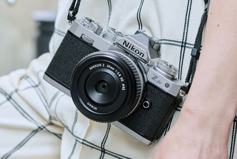 Obiektyw NIKON Nikkor Z 28mm f-2.8 SE ogniskowa przysłona ostrość pierścienie optyka soczewki powłoki montaż bagnet światło jasność zoom filtry waga