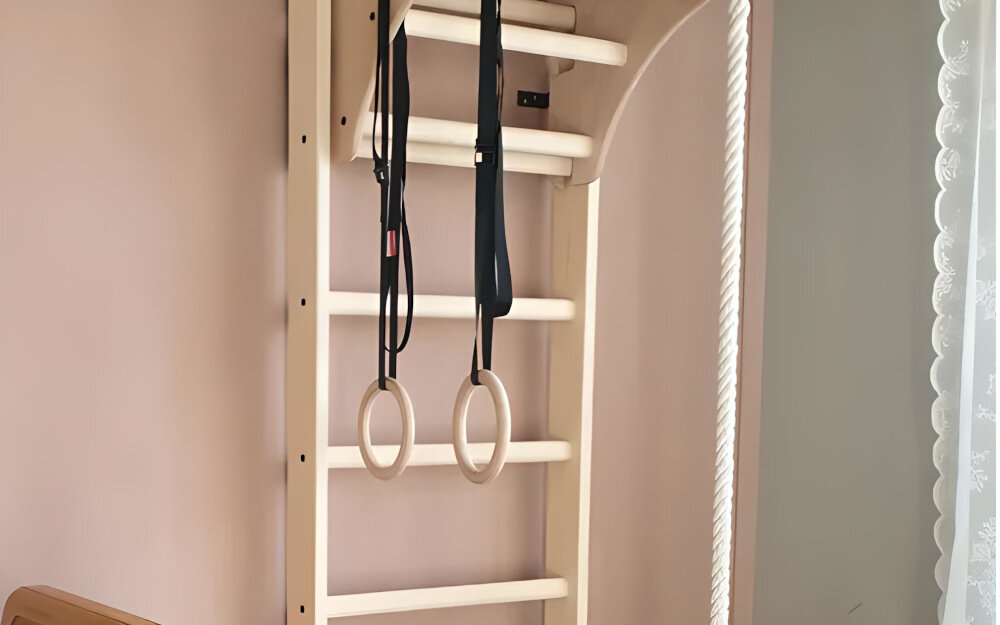 Drabinka gimnastyczna BENCHK 113 + Drążek – Akcesoria dwa kolka gimnastyczne