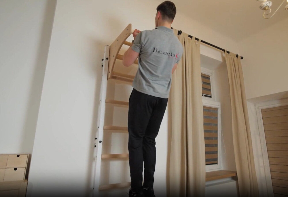 Drabinka gimnastyczna BENCHK 211W + Drążek drazek do podciagania z mocnego drewna bukowego przemieszczac po calej konstrukcji drabinki