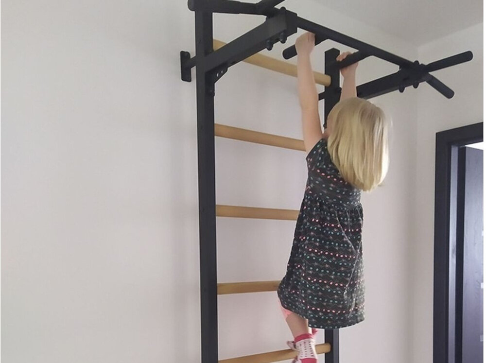 Drabinka gimnastyczna BENCHK 231W + Drążek 8 bukowych szczebelkow dwie warstwy oleju na bazie oleju lnianego profile boczne z wysokiej jakosci metalu o grubosci 2 mm pomalowane proszkowo zabezpieczonie przed odpryskami zarysowaniami zadrapaniami