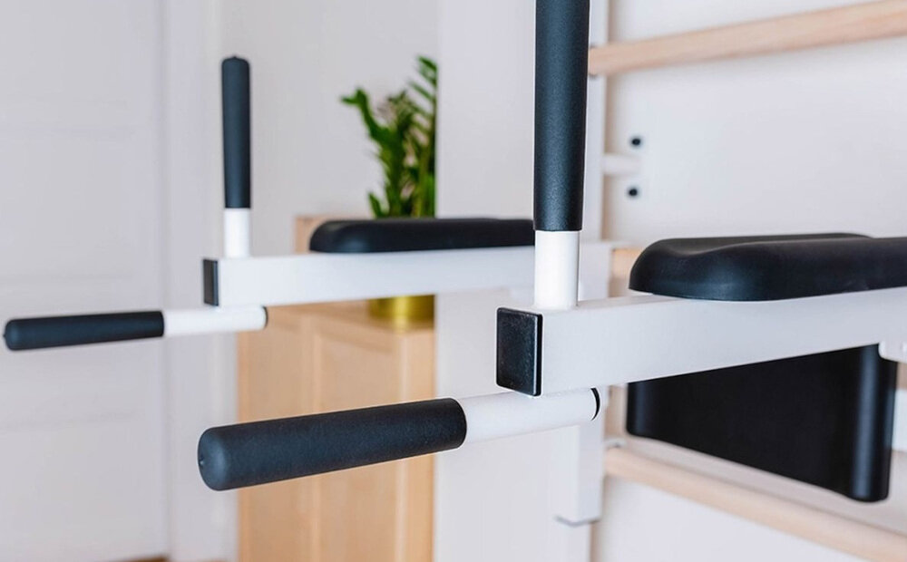 Drabinka gimnastyczna BENCHK 713W + Drążek - Poręcz – Ławka porecz do cwiczen dla profesjonalistow dla entuzjastow fitness dwa podlokietniki podklad pod plecy 4 antyposlizgowe raczki z poliuretanowej pianki