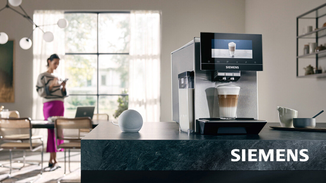 Ekspres SIEMENS EQ900 TQ905R03 Stal szlachetna Stylowa funkcjonalność zdjęcie lifestyle prezentacja ekspresu