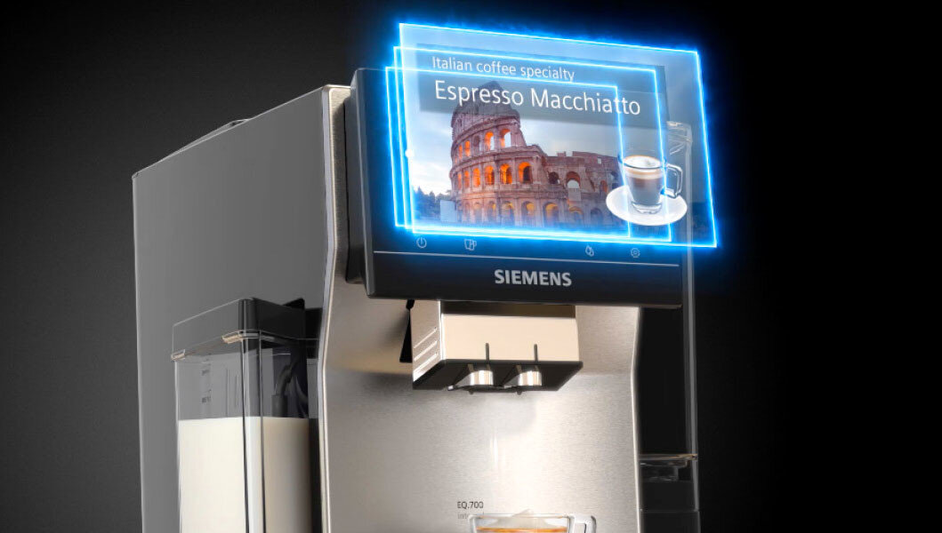 Ekspres SIEMENS EQ900 TQ905R03 Stal szlachetna Łatwa nawigacja zdjęcie lifestyle prezentacja wyświetlacza Duży, 6,8-calowy wyświetlacz full-touch System iSelect z funkcją touch & slide upodobania parametry